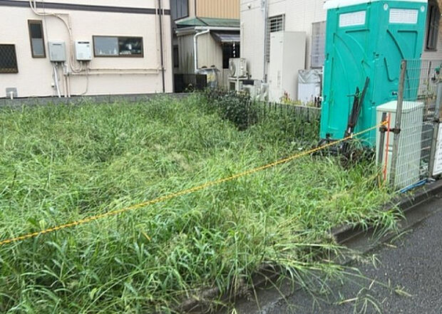 【駐車場】駐車場と明記されていても、最小スペースでつくられた駐車場だと大型車は駐車できなかったり、出入りしにくくなったりする可能性があります。お車のサイズと購入したい物件の駐車場のサイズを現地で確認しましょう。