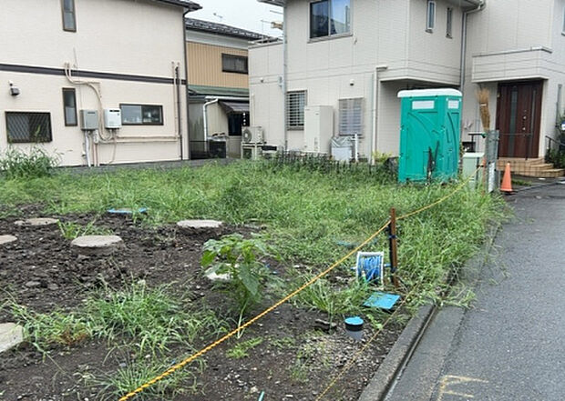 【庭】庭があることでガーデニングや家庭菜園はもちろん、こどもの遊び場やペットを放して遊ぶことができます。また、家の周囲に余裕があるということです。隣地との間があれば、十分な日当たりと、風通しが確保できます。