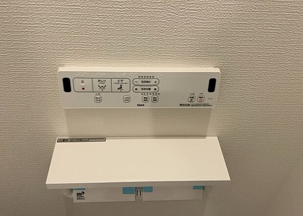 【ウォシュレット（リモコン）】ウォシュレットは、衛生面だけでなく、快適性も向上させる便利な設備です。洗浄機能の種類や水温調節機能など、様々な機能が付いたものが多くあります。リモコンも、操作が簡単で、使いやすいものを選びましょう。