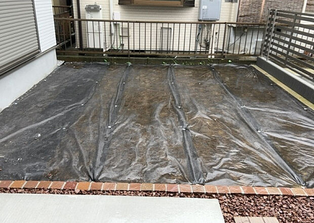 【庭】庭があることでガーデニングや家庭菜園はもちろん、こどもの遊び場やペットを放して遊ぶことができます。また、家の周囲に余裕があるということです。隣地との間があれば、十分な日当たりと、風通しが確保できます。