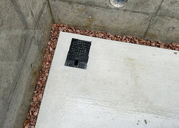 【その他設備】敷地内には、散水栓や立水栓があります。水道水を直接利用できるため、水を運ぶ手間を省くことが出来ます。大量の水を必要とする洗車作業や清掃などに役立ちます。その他設備とあわせて、現地でご確認ください。