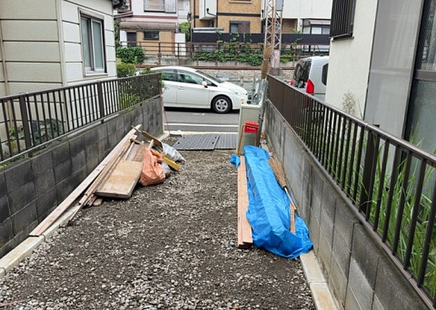 【駐車場】駐車場と明記されていても、最小スペースでつくられた駐車場だと大型車は駐車できなかったり、出入りしにくくなったりする可能性があります。お車のサイズと購入したい物件の駐車場のサイズを現地で確認しましょう。