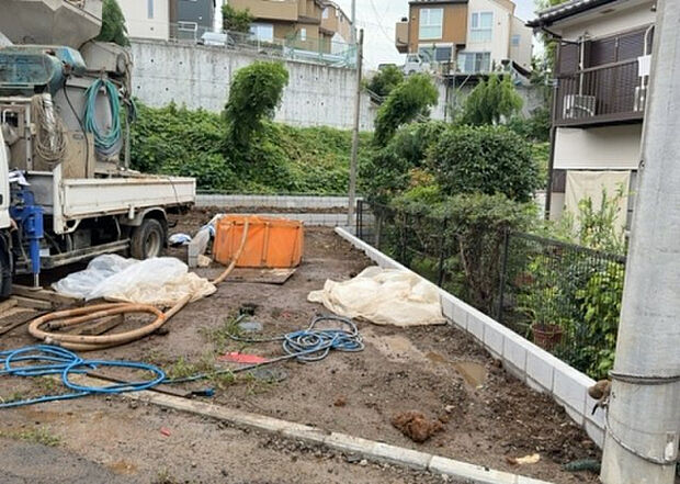 【駐車場_2】駐車場と明記されていても、最小スペースでつくられた駐車場だと大型車は駐車できなかったり、出入りしにくくなったりする可能性があります。お車のサイズと購入したい物件の駐車場のサイズを現地で確認しましょう。