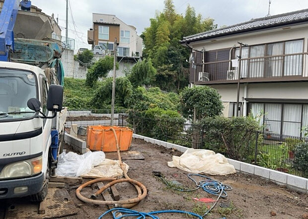 【外観_3】現地に行くなら、物件の周囲の地形がどうなっているかを見ることも大切です。周辺より低くなっている土地では、大雨などで水が集まりやすいため、地盤が弱くなっているということも考えられるため、注意が必要です。