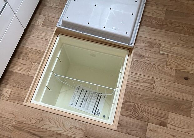 【キッチン床下収納】キッチン床下収納は、調理器具や食器などをスッキリと収納できる便利なスペースです。収納量が多いもの、引き出しがスムーズに開閉するものなど、使い勝手の良いものを選ぶことが大切です。また、湿気がこもりやすい場所なので、通気性の良いものを選ぶこともおすすめです。