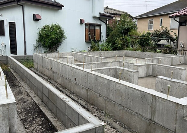 【外観_3】現地に行くなら、物件の周囲の地形がどうなっているかを見ることも大切です。周辺より低くなっている土地では、大雨などで水が集まりやすいため、地盤が弱くなっているということも考えられるため、注意が必要です。