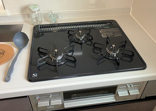 【キッチンコンロ】キッチンコンロは、料理の質を大きく左右する重要な設備です。火力調整のしやすさ、グリル機能の有無、安全装置の充実度など、選ぶポイントがたくさんあります。特に、IHクッキングヒーターは、お手入れのしやすさや安全性が高く、近年人気が高まっています。