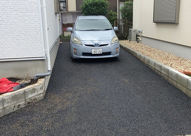 【駐車場】駐車場と明記されていても、最小スペースでつくられた駐車場だと大型車は駐車できなかったり、出入りしにくくなったりする可能性があります。お車のサイズと購入したい物件の駐車場のサイズを現地で確認しましょう。