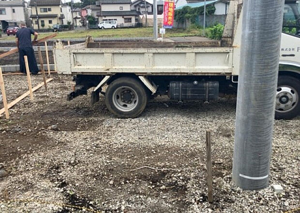 【駐車場_2】駐車場と明記されていても、最小スペースでつくられた駐車場だと大型車は駐車できなかったり、出入りしにくくなったりする可能性があります。お車のサイズと購入したい物件の駐車場のサイズを現地で確認しましょう。