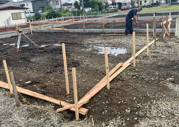 【玄関】玄関は家の顔でもあり、家族以外の目にも止まる場所です。玄関は外との間を仕切る扉、靴などをしまっておく収納スペース、靴脱ぎのたたきスペース、来客とのやり取りをするドアホンなど複数のアイテムからなります。