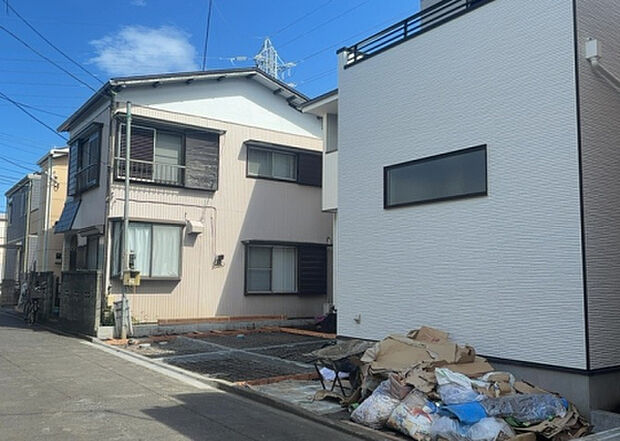 【前面道路含む現地写真_2】お持ちの車種によっては前面道路が広い方が便利でしょう。しかし、前面道路が広ければその分交通量が多くなるため、騒音などが気になる場合があります。実際に現地を見学し、周辺交通量や騒音などを確認しましょう!