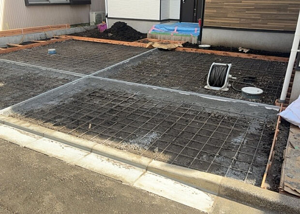 【駐車場】駐車場と明記されていても、最小スペースでつくられた駐車場だと大型車は駐車できなかったり、出入りしにくくなったりする可能性があります。お車のサイズと購入したい物件の駐車場のサイズを現地で確認しましょう。