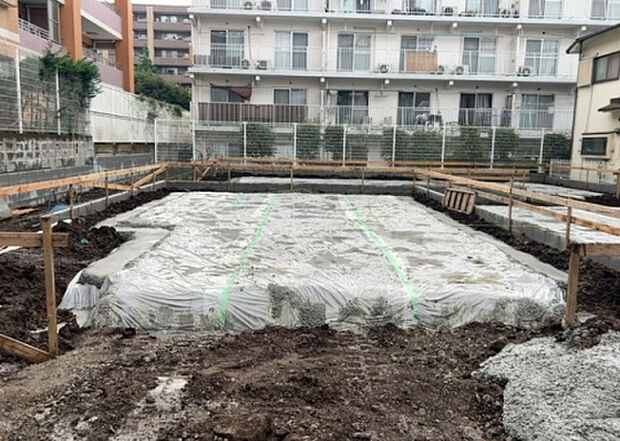 【玄関_2】玄関は、狭すぎると複数人で使いにくく、広すぎても無駄な空間になりがちです。最低2畳を目安にして、家の広さとの兼ね合いや家族の人数を考慮して決めるとよいでしょう。現地を見学して快適な玄関を選びましょう!