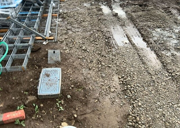 【その他設備】敷地内には、散水栓や立水栓があります。水道水を直接利用できるため、水を運ぶ手間を省くことが出来ます。大量の水を必要とする洗車作業や清掃などに役立ちます。その他設備とあわせて、現地でご確認ください。