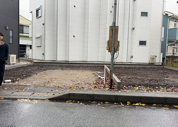 【駐車場】駐車場と明記されていても、最小スペースでつくられた駐車場だと大型車は駐車できなかったり、出入りしにくくなったりする可能性があります。お車のサイズと購入したい物件の駐車場のサイズを現地で確認しましょう。