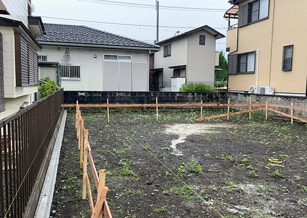 【庭】庭があることでガーデニングや家庭菜園はもちろん、こどもの遊び場やペットを放して遊ぶことができます。また、家の周囲に余裕があるということです。隣地との間があれば、十分な日当たりと、風通しが確保できます。