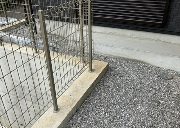 【庭_2】庭のある家に住むことのメリットとして、子どもたちの遊び場を確保できること、ガーデニングや家庭菜園を楽しめること、明るさを確保できることがあります。また、配置を工夫することでプライバシーが確保できます。