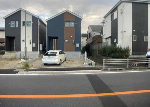 【前面道路含む現地写真_2】お持ちの車種によっては前面道路が広い方が便利でしょう。しかし、前面道路が広ければその分交通量が多くなるため、騒音などが気になる場合があります。実際に現地を見学し、周辺交通量や騒音などを確認しましょう!