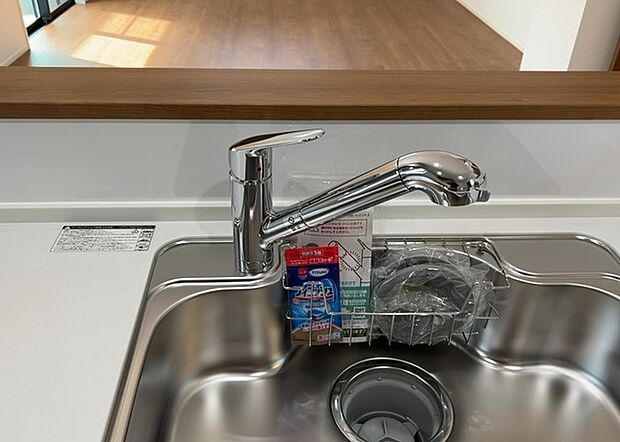 【キッチン水栓】キッチン水栓は、毎日必ず使うものだからこそ、使いやすさが重要です。シャワーヘッドの切り替えがスムーズか、吐水量が調節できるか、水しぶきが飛び散りにくい構造か、浄水機能が付いているかなど、日々の家事を快適にするための機能が数多くあります。また、デザインも多種多様なので、キッチン全体の雰囲気に合わせたものを選ぶことができます。