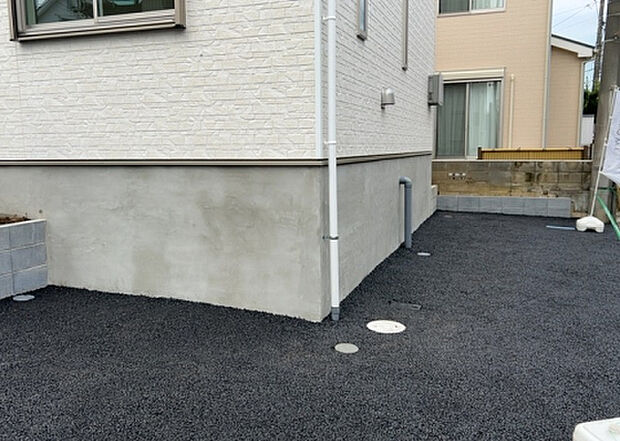 【庭】庭があることでガーデニングや家庭菜園はもちろん、こどもの遊び場やペットを放して遊ぶことができます。また、家の周囲に余裕があるということです。隣地との間があれば、十分な日当たりと、風通しが確保できます。