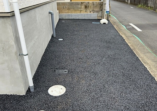 【その他設備】敷地内には、散水栓や立水栓があります。水道水を直接利用できるため、水を運ぶ手間を省くことが出来ます。大量の水を必要とする洗車作業や清掃などに役立ちます。その他設備とあわせて、現地でご確認ください。