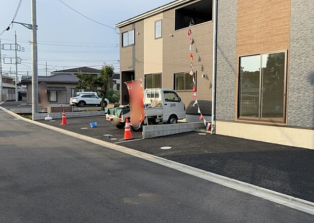 【前面道路含む現地写真_2】お持ちの車種によっては前面道路が広い方が便利でしょう。しかし、前面道路が広ければその分交通量が多くなるため、騒音などが気になる場合があります。実際に現地を見学し、周辺交通量や騒音などを確認しましょう！