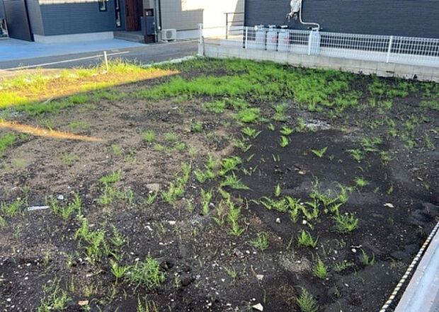 【玄関_2】玄関は、狭すぎると複数人で使いにくく、広すぎても無駄な空間になりがちです。最低2畳を目安にして、家の広さとの兼ね合いや家族の人数を考慮して決めるとよいでしょう。現地を見学して快適な玄関を選びましょう!