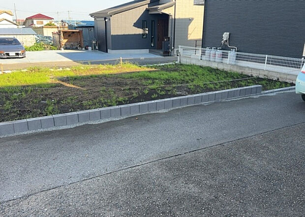 【前面道路含む現地写真_2】お持ちの車種によっては前面道路が広い方が便利でしょう。しかし、前面道路が広ければその分交通量が多くなるため、騒音などが気になる場合があります。実際に現地を見学し、周辺交通量や騒音などを確認しましょう!