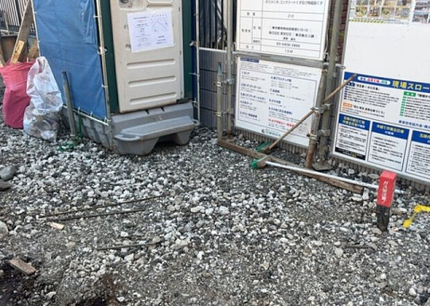 【その他設備】敷地内には、散水栓や立水栓があります。水道水を直接利用できるため、水を運ぶ手間を省くことが出来ます。大量の水を必要とする洗車作業や清掃などに役立ちます。その他設備とあわせて、現地でご確認ください。