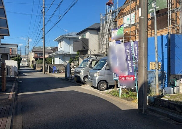 【前面道路含む現地写真_2】前面道路の幅員や歩道の有無、近隣の建物との距離感などは、実際の生活の利便性や安全性に大きく影響します。複数のアングルから前面道路の状況を確認することで、より具体的に生活イメージを描けます。