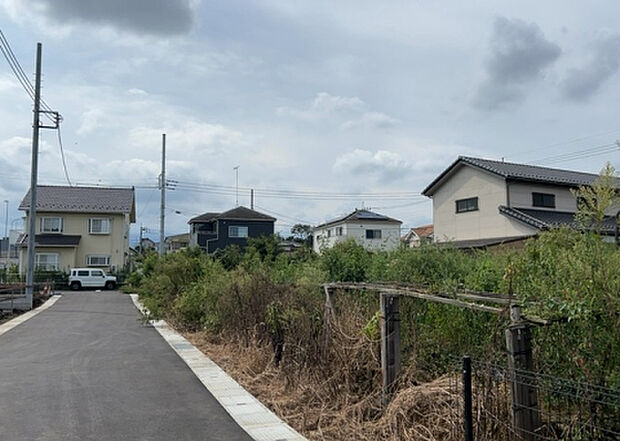 【物件からの展望_2】眺望を気にして物件を探す場合、前面に建物が建っていないか現地で確認しましょう!前面に建物があると景色はもちろん、日当たりや風通しにも影響が出てきます。住んだ時のことを想像しながら現地見学をしましょう。