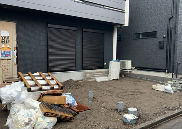【構造・工法・仕様_2】ベタ基礎とは、柱の位置に関係なく全体に基礎がある事を指し、面積が大きい分建物の重さを全体に分散できます。また、地面からの湿気や害虫を遮断でき、木造住宅で心配されるシロアリ被害を防ぐ効果も期待できます。