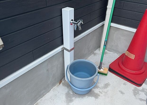 【外水栓】外水栓は、庭の水やりや洗車など、様々な用途に使える便利な設備です。ホースがしっかりと接続できるもの、水圧が安定しているものなど、使い勝手の良いものを選びましょう。また、凍結防止機能が付いているものなら、冬場でも安心して使用できます。