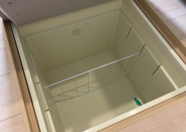 【キッチン床下収納】キッチン床下収納は、調理器具や食器などをスッキリと収納できる便利なスペースです。収納量が多いもの、引き出しがスムーズに開閉するものなど、使い勝手の良いものを選ぶことが大切です。また、湿気がこもりやすい場所なので、通気性の良いものを選ぶこともおすすめです。