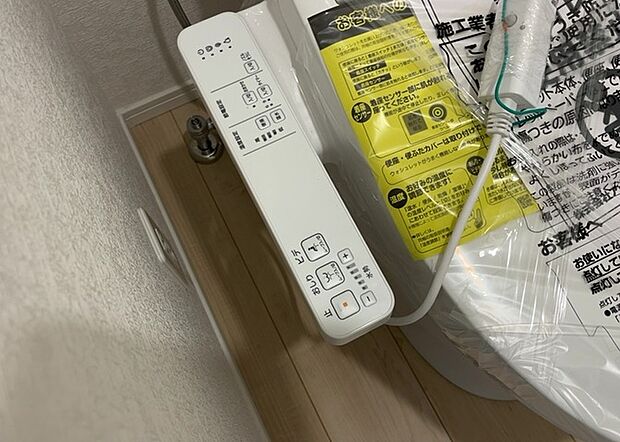 【ウォシュレット(リモコン)】ウォシュレットは、衛生面だけでなく、快適性も向上させる便利な設備です。洗浄機能の種類や水温調節機能など、様々な機能が付いたものが多くあります。リモコンも、操作が簡単で、使いやすいものを選びましょう。
