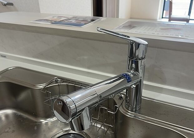 【キッチン水栓】キッチン水栓は、毎日必ず使うものだからこそ、使いやすさが重要です。シャワーヘッドの切り替えがスムーズか、吐水量が調節できるか、水しぶきが飛び散りにくい構造か、浄水機能が付いているかなど、日々の家事を快適にするための機能が数多くあります。また、デザインも多種多様なので、キッチン全体の雰囲気に合わせたものを選ぶことができます。