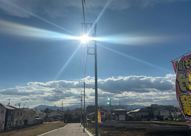 【物件からの展望_2】眺望を気にして物件を探す場合、前面に建物が建っていないか現地で確認しましょう!前面に建物があると景色はもちろん、日当たりや風通しにも影響が出てきます。住んだ時のことを想像しながら現地見学をしましょう。