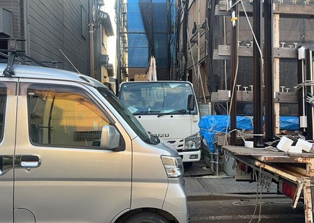 【構造・工法・仕様_2】ベタ基礎とは、柱の位置に関係なく全体に基礎がある事を指し、面積が大きい分建物の重さを全体に分散できます。また、地面からの湿気や害虫を遮断でき、木造住宅で心配されるシロアリ被害を防ぐ効果も期待できます。