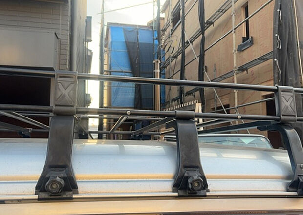 【庭_2】庭のある家に住むことのメリットとして、子どもたちの遊び場を確保できること、ガーデニングや家庭菜園を楽しめること、明るさを確保できることがあります。また、配置を工夫することでプライバシーが確保できます。