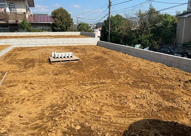 【玄関_2】玄関は、狭すぎると複数人で使いにくく、広すぎても無駄な空間になりがちです。最低2畳を目安にして、家の広さとの兼ね合いや家族の人数を考慮して決めるとよいでしょう。現地を見学して快適な玄関を選びましょう!