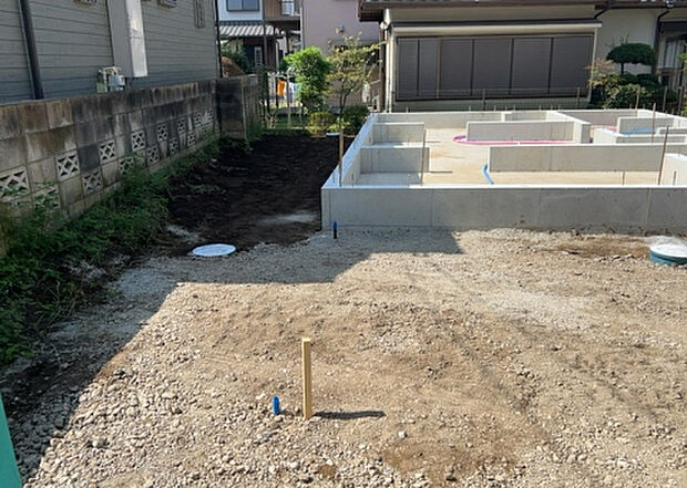 【外観_3】現地に行くなら、物件の周囲の地形がどうなっているかを見ることも大切です。周辺より低くなっている土地では、大雨などで水が集まりやすいため、地盤が弱くなっているということも考えられるため、注意が必要です。