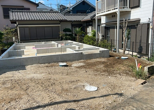 【玄関】玄関は家の顔でもあり、家族以外の目にも止まる場所です。玄関は外との間を仕切る扉、靴などをしまっておく収納スペース、靴脱ぎのたたきスペース、来客とのやり取りをするドアホンなど複数のアイテムからなります。