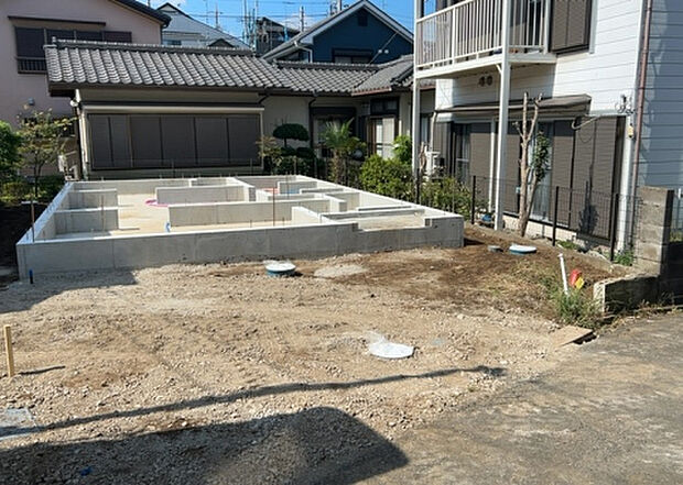 【玄関_2】玄関は、狭すぎると複数人で使いにくく、広すぎても無駄な空間になりがちです。最低2畳を目安にして、家の広さとの兼ね合いや家族の人数を考慮して決めるとよいでしょう。現地を見学して快適な玄関を選びましょう!