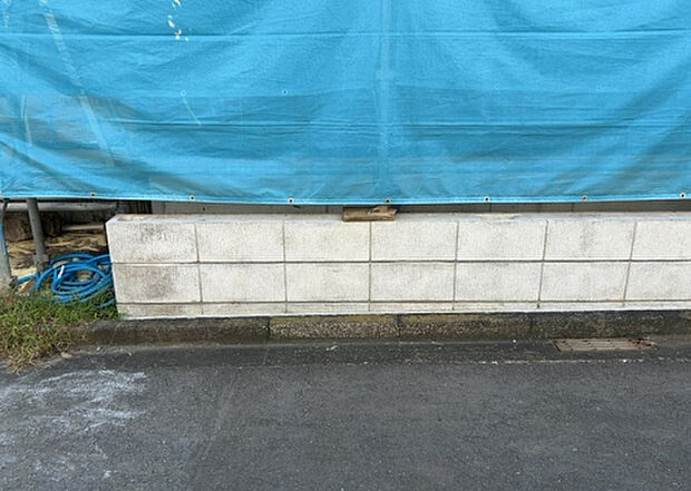 【庭_2】庭のある家に住むことのメリットとして、子どもたちの遊び場を確保できること、ガーデニングや家庭菜園を楽しめること、明るさを確保できることがあります。また、配置を工夫することでプライバシーが確保できます。