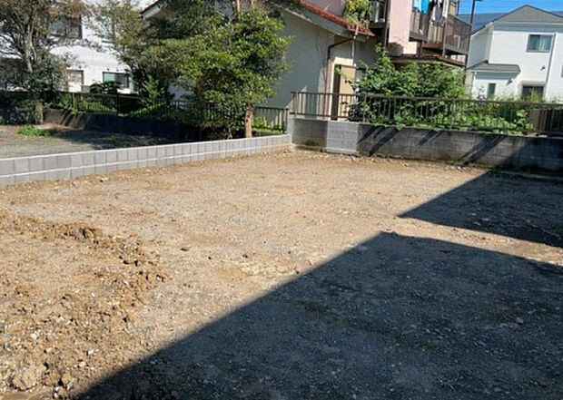 【駐車場】駐車場と明記されていても、最小スペースでつくられた駐車場だと大型車は駐車できなかったり、出入りしにくくなったりする可能性があります。お車のサイズと購入したい物件の駐車場のサイズを現地で確認しましょう。