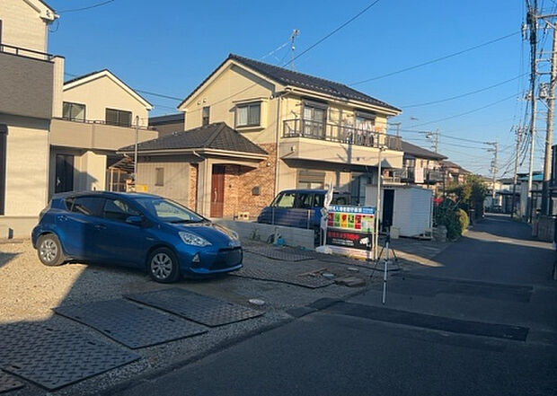 【前面道路含む現地写真_2】前面道路の幅員や歩道の有無、近隣の建物との距離感などは、実際の生活の利便性や安全性に大きく影響します。複数のアングルから前面道路の状況を確認することで、より具体的に生活イメージを描けます。