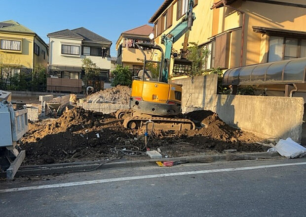 【前面道路含む現地写真_2】前面道路の幅員や歩道の有無、近隣の建物との距離感などは、実際の生活の利便性や安全性に大きく影響します。複数のアングルから前面道路の状況を確認することで、より具体的に生活イメージを描けます。