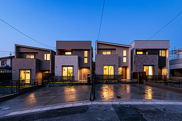 T-1、T-2、T-3(ご成約済)T-4(ご成約済)/夕暮れの空に映える洗練されたモダンな外観。温かみのある光が溢れる窓辺や、ゆとりのあるカースペースが、豊かで上質な暮らしを送れる住まいです。