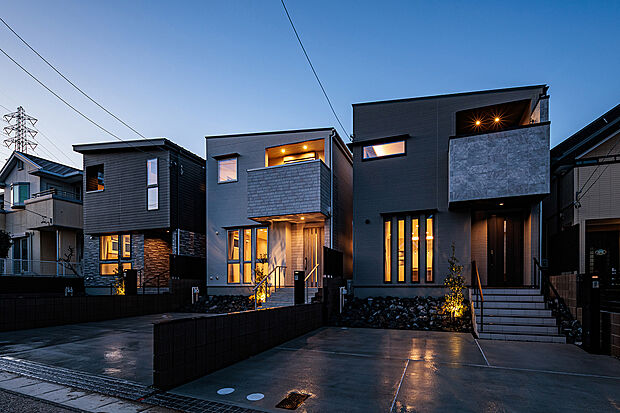 T-1(ご成約済)、T-2、T-3/温かみのある光が窓から溢れ、家族の帰りを優しく迎える夜の邸宅。洗練されたモダンな外観がライトアップでより際立ち、住宅街の中でも一目を惹く美しさを放ちます。
