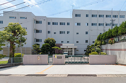 東陵中学校 1360m(徒歩17分)